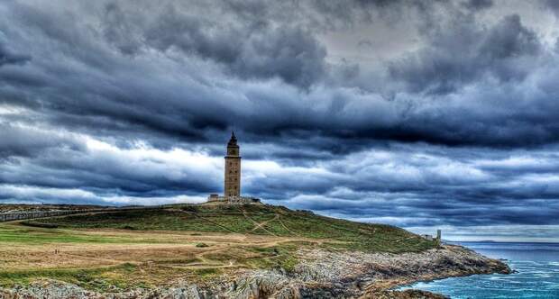 Башня Геркулеса — самый старый действующий маяк в мире, построенный еще римлянами