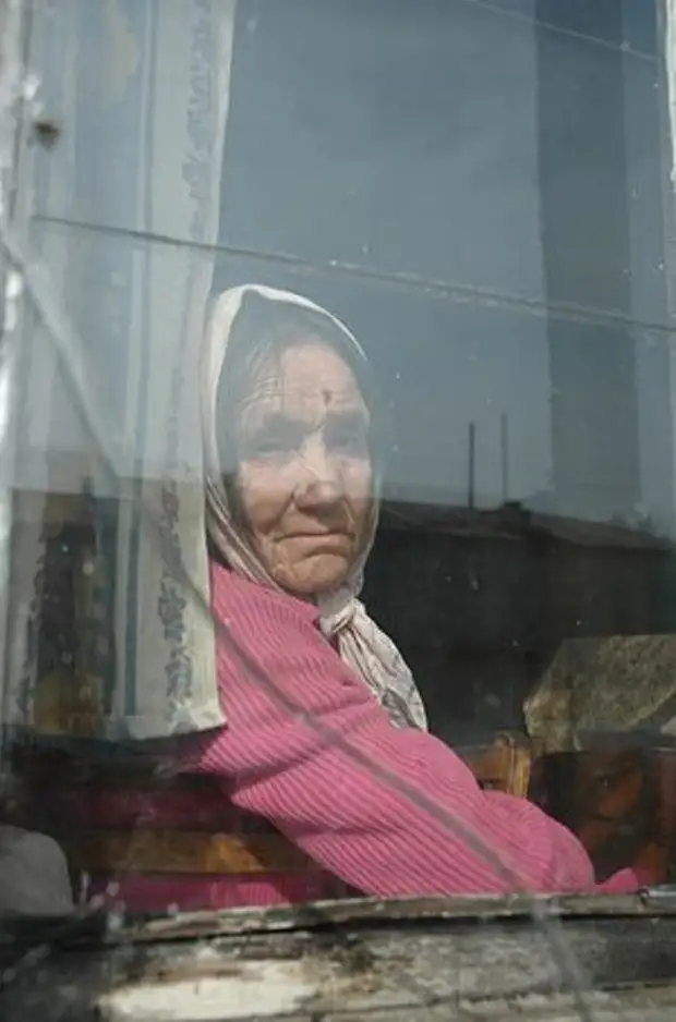 Старуха молочница. Пожилая женщина у окна. Пожилая женщина смотрит в окно. Старая бабка возле окна. Бабушка в платочке в окне.