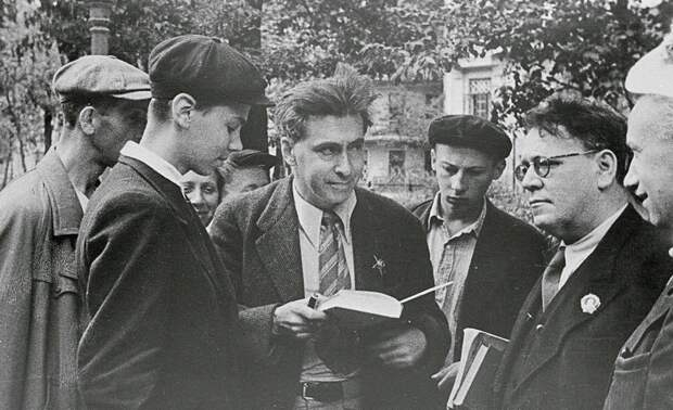 И.Г. Эренбург и С.Я. Маршак с читателями
