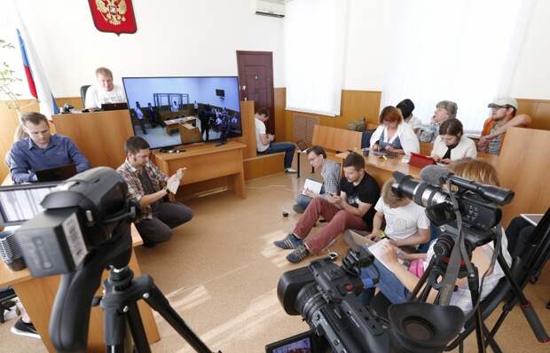 Журналисты во время дачи показаний украинской летчицы Надежды Савченко в Донецком городском суде