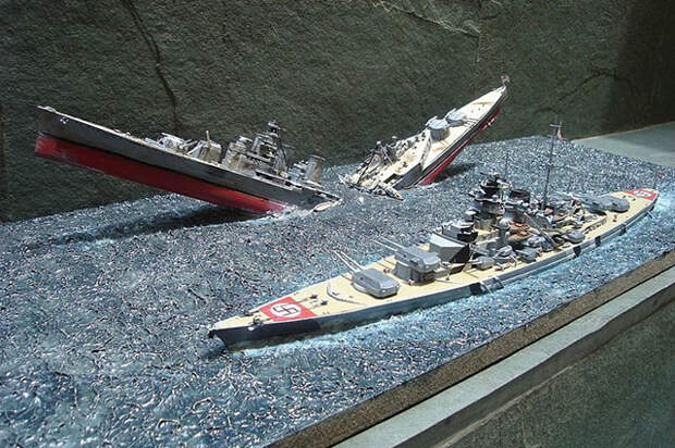 Гибель крейсера «Худ». На переднем плане — модель линкора «Бисмарк».