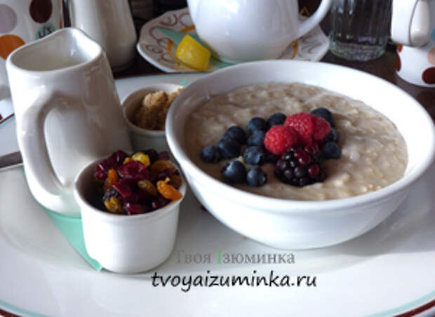 Полезный завтрак для школьника. Овсяная каша с фруктами.