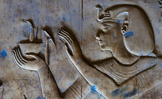 Анк Странный символ, который можно часто увидеть в руках у египетского бога, называется Анк. Он символизирует вечную жизнь, неизменную для каждого существа.