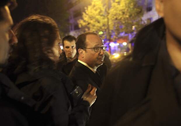 Президент Франции Франсуа Олланд на месте трагедии у концертного зала Bataclan