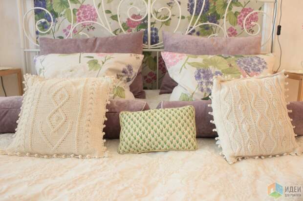 Декоративные подушки, кованое изголовье кровати