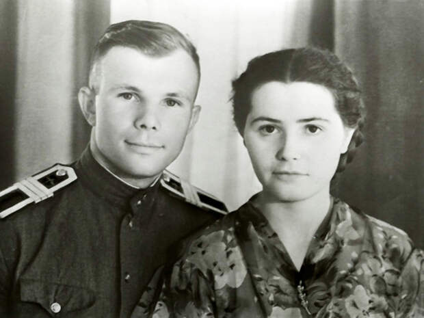Гагарин с женой