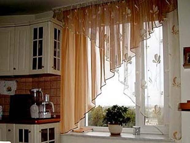 перекрещенные романтические шторы на кухню