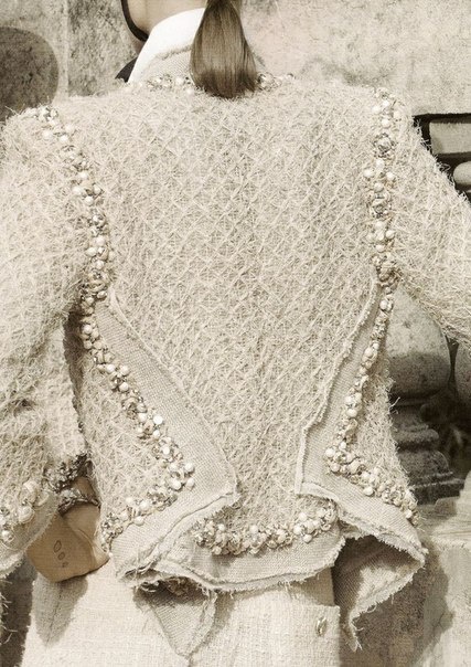 Inside Chanel Couture Atelier (трафик)