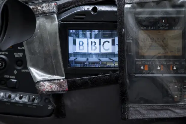 Би-би-си возобновит вещание из России, а Deutsche Welle бежит в Латвию