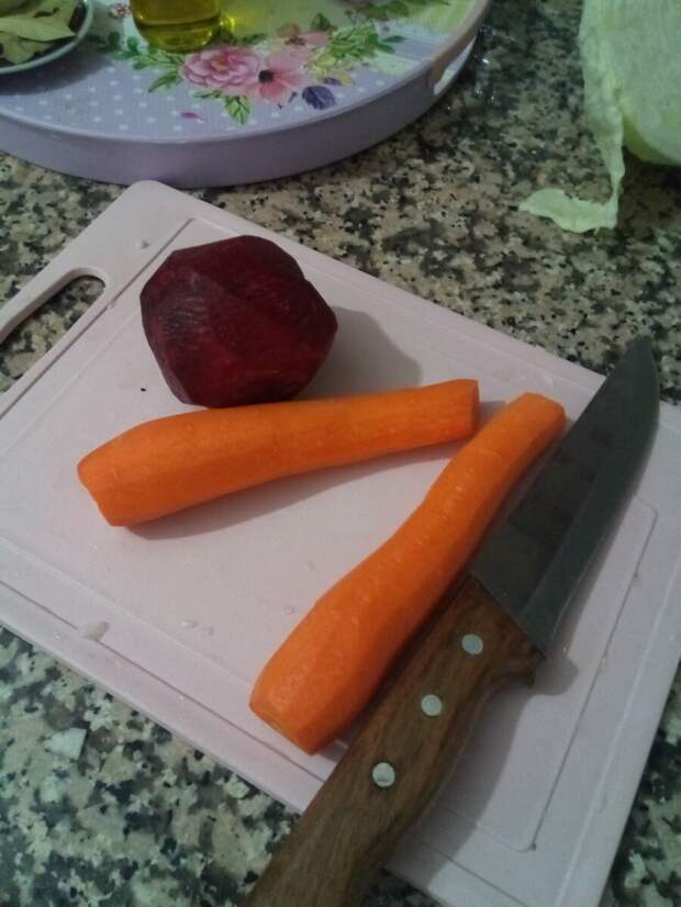 Приготавливаем свеклу и морковь