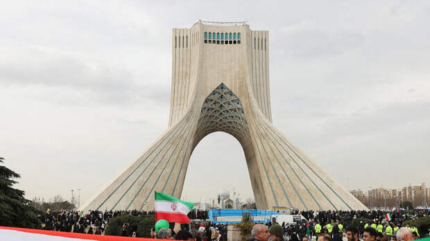 Взрывы прогремели возле башни Азади и двух аэропортов Тегерана