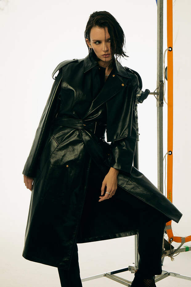 ТРЕНЧ, Bottega Veneta; БРЮКИ, Helmut Lang; ТУФЛИ, Dior; КОЛЬЦО И КОЛЬЕ CLASSIC, Mercury (БЕЛОЕ ЗОЛОТО, БРИЛЛИАНТЫ); СЕРЬГИ- ГВОЗДИКИ SOLITAIRE, Mercury (БЕЛОЕ ЗОЛОТО, БРИЛЛИАНТЫ); СЕРЬГИ-ГВОЗДИКИ COLOR, Mercury (БЕЛОЕ ЗОЛОТО, ИЗУМРУДЫ). ТОНАЛЬНАЯ ОСНОВА NEO NUDE FOUNDATION, 3.5; КОНСИЛЕР LUMINOUS SILK CONCEALER, 3.75; ХАЙЛАЙТЕР NEO NUDE A-HIGHLIGHT, 10; ПАЛЕТКА ТЕНЕЙ EYES TO KILL EYE QUATRO EYESHADOW, 1; ТУШЬ EYES TO KILL MASCARA; ПОМАДА LIP MAESTRO, 500. ВСЕ Giorgio Armani Beauty