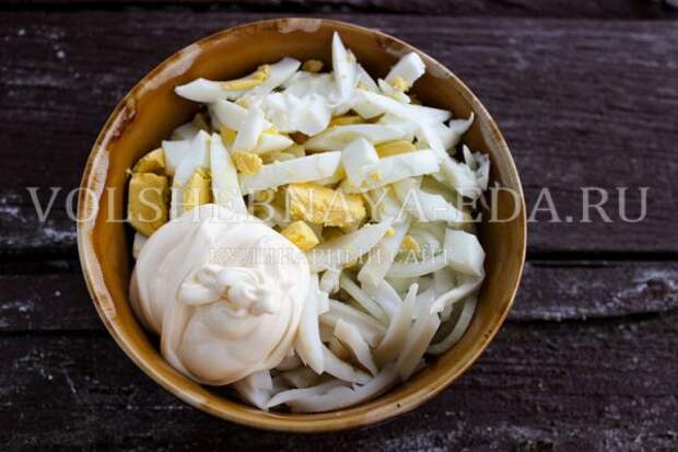 salat s kalmarami i yajtsom 4