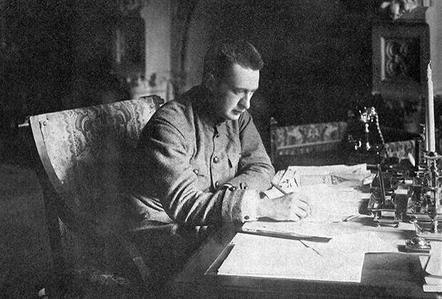 Александр Федорович Керенский работает в своем кабинете, 21 августа 1917 года
