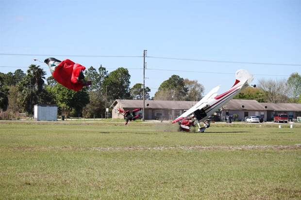 crash09 Невероятные фотографии столкновения самолета и парашютиста