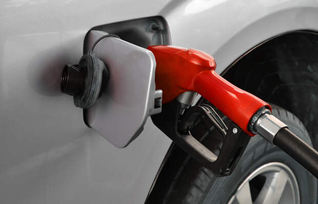 Цены на бензин АИ-92 в Новосибирской области приблизились к 62 рублям за литр