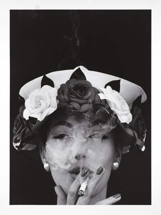 Шляпа + 5 роз, Paris Vogue, 1956 год. Автор: американский фотограф и кинорежиссёр Уильям Кляйн.