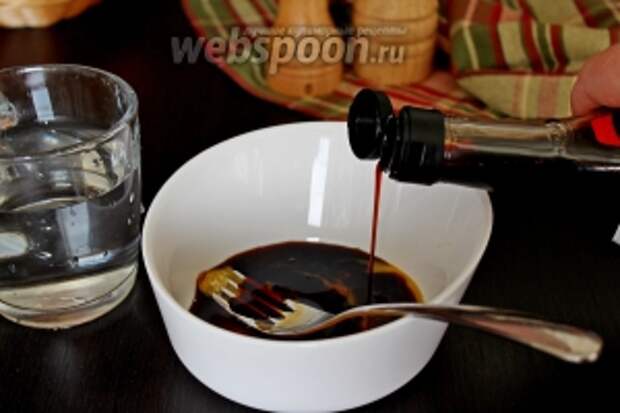 Приготовим маринад для маринования мяса. Для этого смешать яичный желток с соевым соусом, солью и водой.