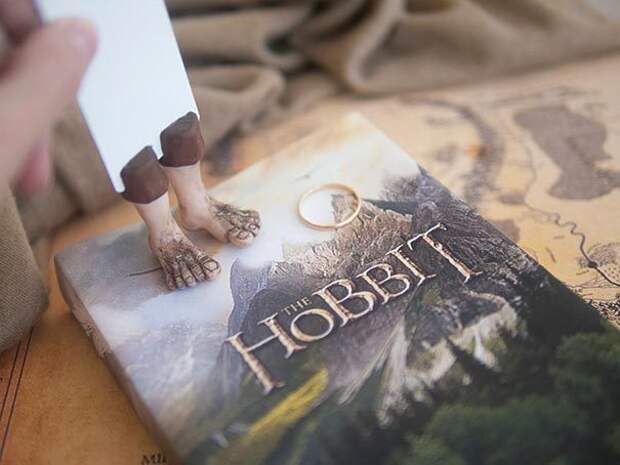 закладки в виде ног, торчащих из книги