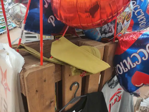 «Вот так и иди». В Барнауле на улицах и в магазинах вместе с символикой к 9 мая появились значки «Za наших»