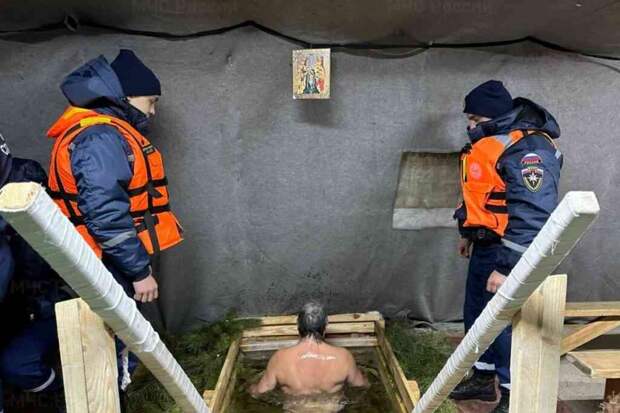 Врач предупредил об опасности крещенского купания