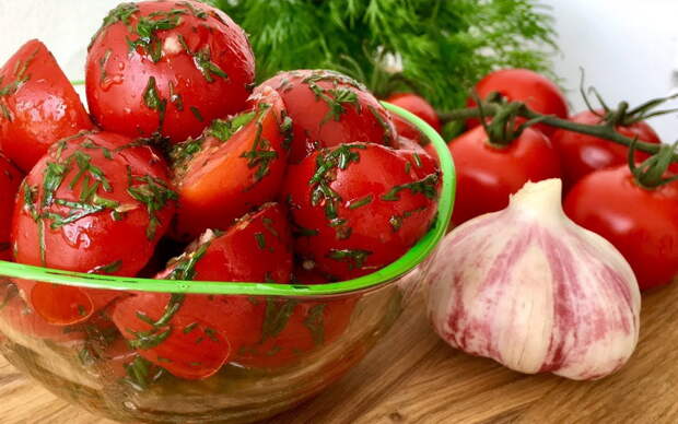 Закуска из помидор с чесноком и зеленью