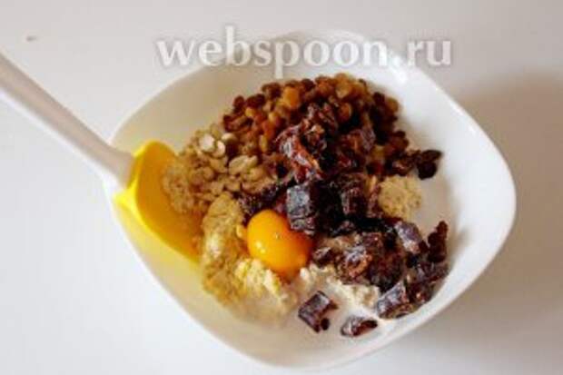 В миске смешать творог, яичный желток, изюм, финики (порезать), орехи (немного порубить), сахарную пудру, корицу, сливки.