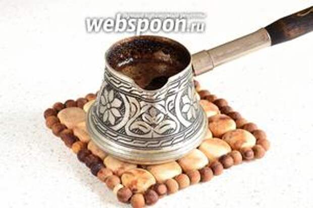 Заранее завариваем крепкий кофе, любым удобным для вас способом. Если варите как я, в турке, то кофе необходимо затем профильтровать, чтобы избавиться от гущи. Далее, кофе нужно полностью остудить и немного охладить.