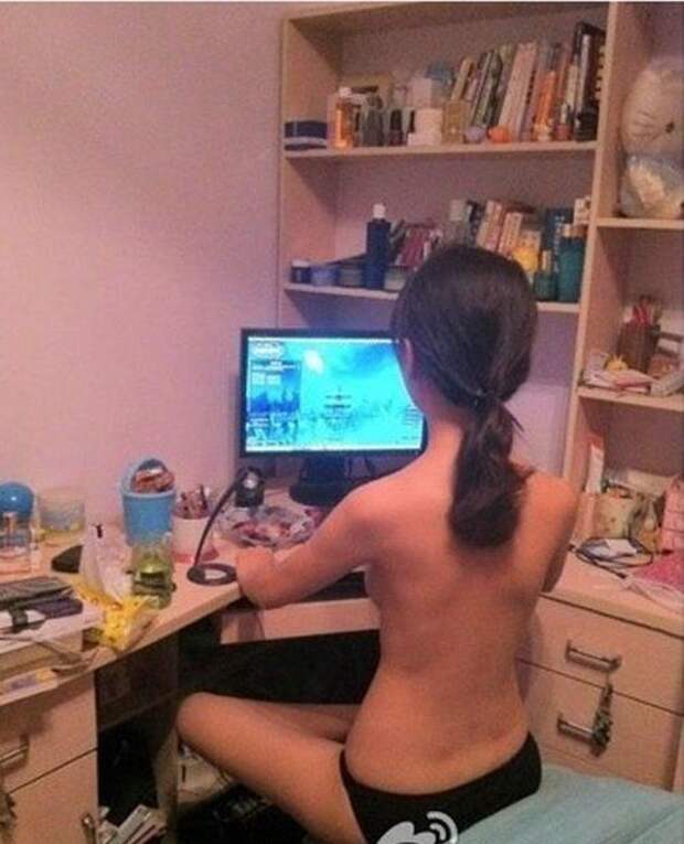 В чем сидят девушки перед компьютером в жару? (11 фото)