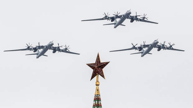 Дальние бомбардировщики Ту-95МС на воздушном параде Победы в Москве, 9 мая 2020 года