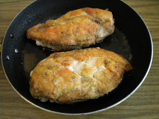 Сочное куриное филе под соусом из ягод смородины