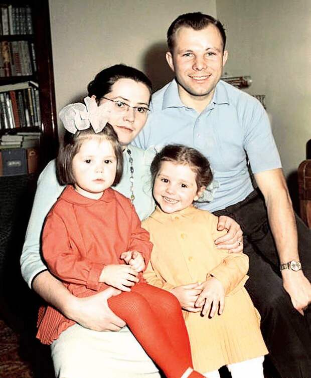 http://korolev.news/img/2011/04/gagarin_s_sem-ejj.jpg