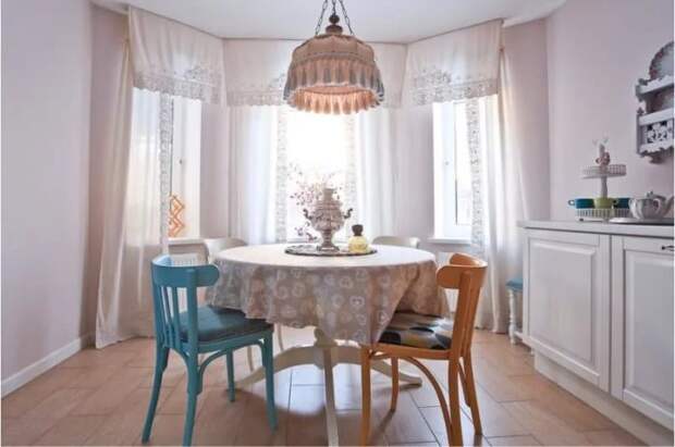 Цветные стулья разнообразят интерьер маленькой кухни. 