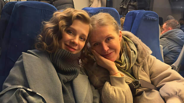 «Будь бесконечно долго»: Арзамасова трогательно поздравила маму с днем рождения