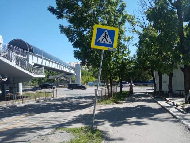 Во Владивостоке водитель-невидимка повредил дорожный знак