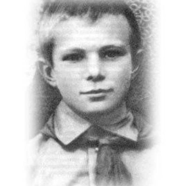Свадьба Питта и Энистон, Гагарин в детстве и еще 12 редких фото знаменитостей