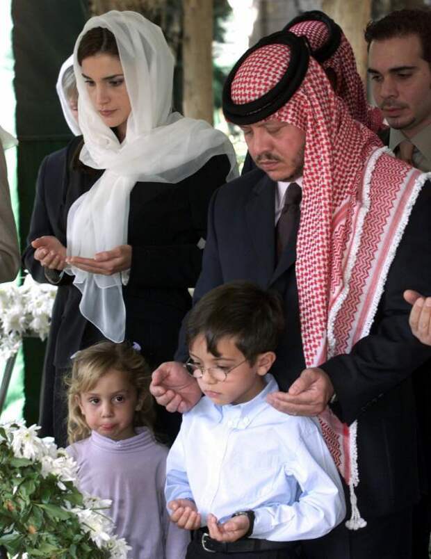 королева Иордании Рания с мужем Абдуллой и детьми. Фото