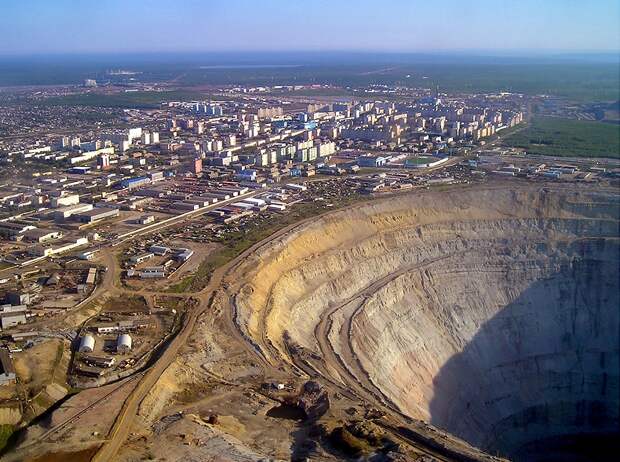 Кимберлитовая трубка Мир (Якутия). Фото / The Mir mine in Yakutia. Photo