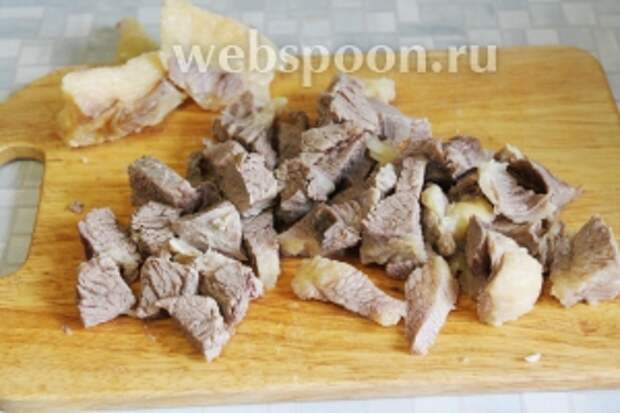 Мясо отделить от кости и мелко нарезать, удалив лишний жир.