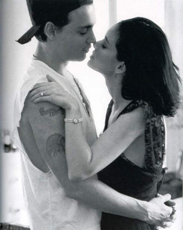 Известный снимок поцелуя Деппа и Райдер, сделанный Хербом Ритцом