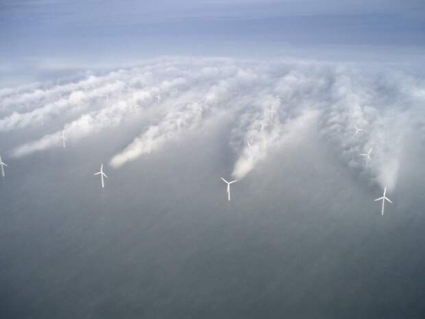 Ветрогенераторы в туманную погоду. Дания