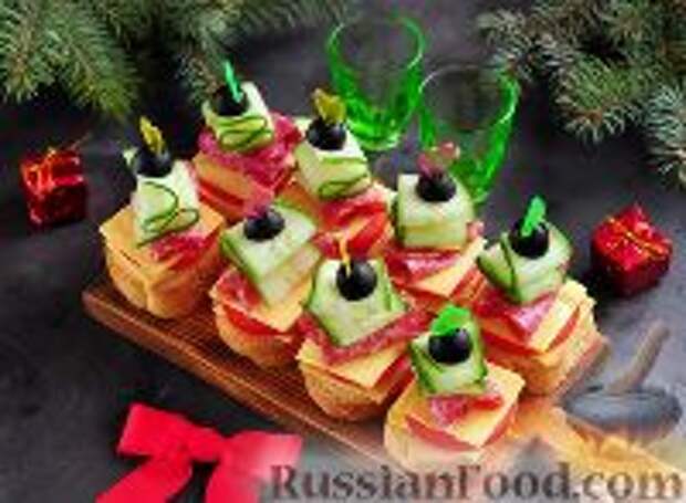 Фото к рецепту: Канапе с колбасой и сыром