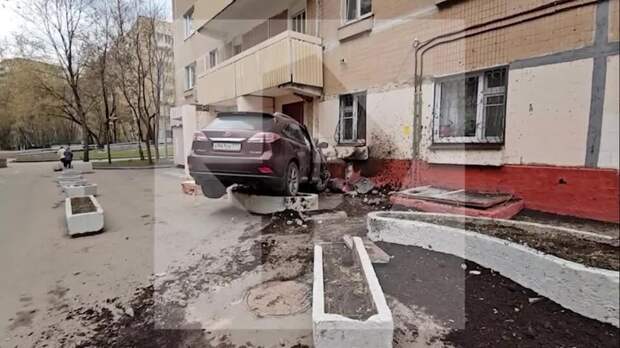 Lexus врезался в подъезд дома на северо-западе Москвы