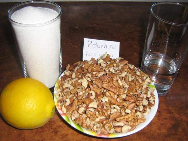 Сахар-400 гр.    4 ложки лимонного сока    40 гр. воды    ядра грецкого ореха -500 гр.