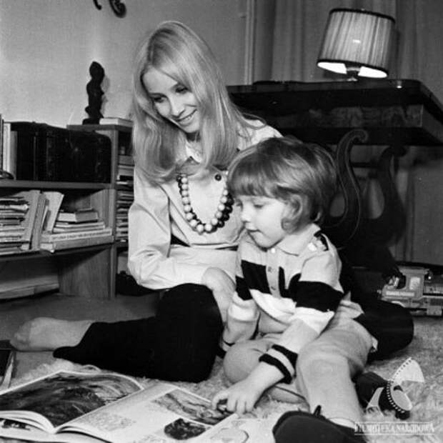 Пола Ракса со своим сыном Мартином. 1971 год.