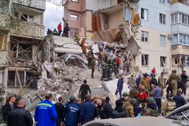 Момент падения крыши разрушенного ударом ВСУ дома в Белгороде попал на видео