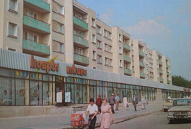 Магазин ковров в небольшом советском городке. Фото darriuss.livejournal 