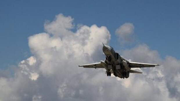Российский бомбардировщик Су-24 взлетает из аэропорта Латакии в Сирии