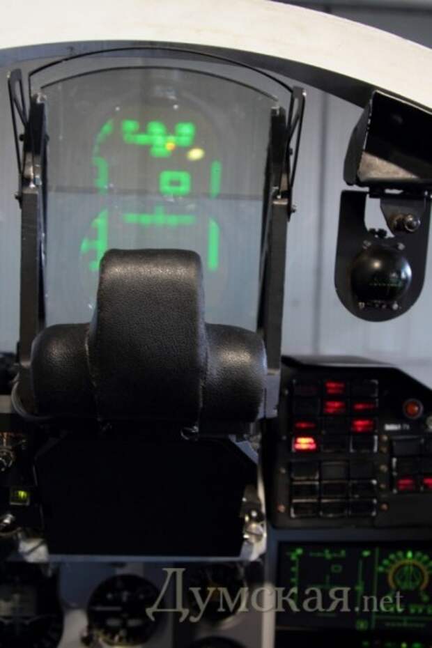 Тактическая обстановка и пилотажно-навигационные данные высвечиваются на лобовом стекле