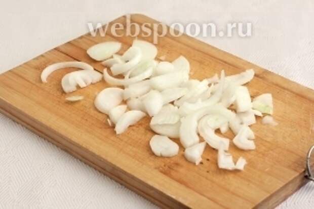 Лук нарезать полукольцами.